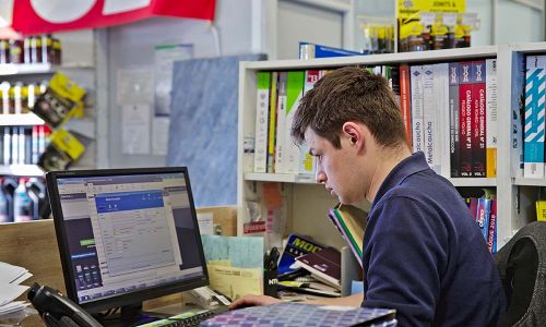 vendeur à son bureau